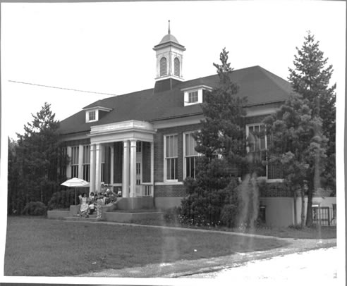 Black and white photo of the Melville Library building during summer storytime