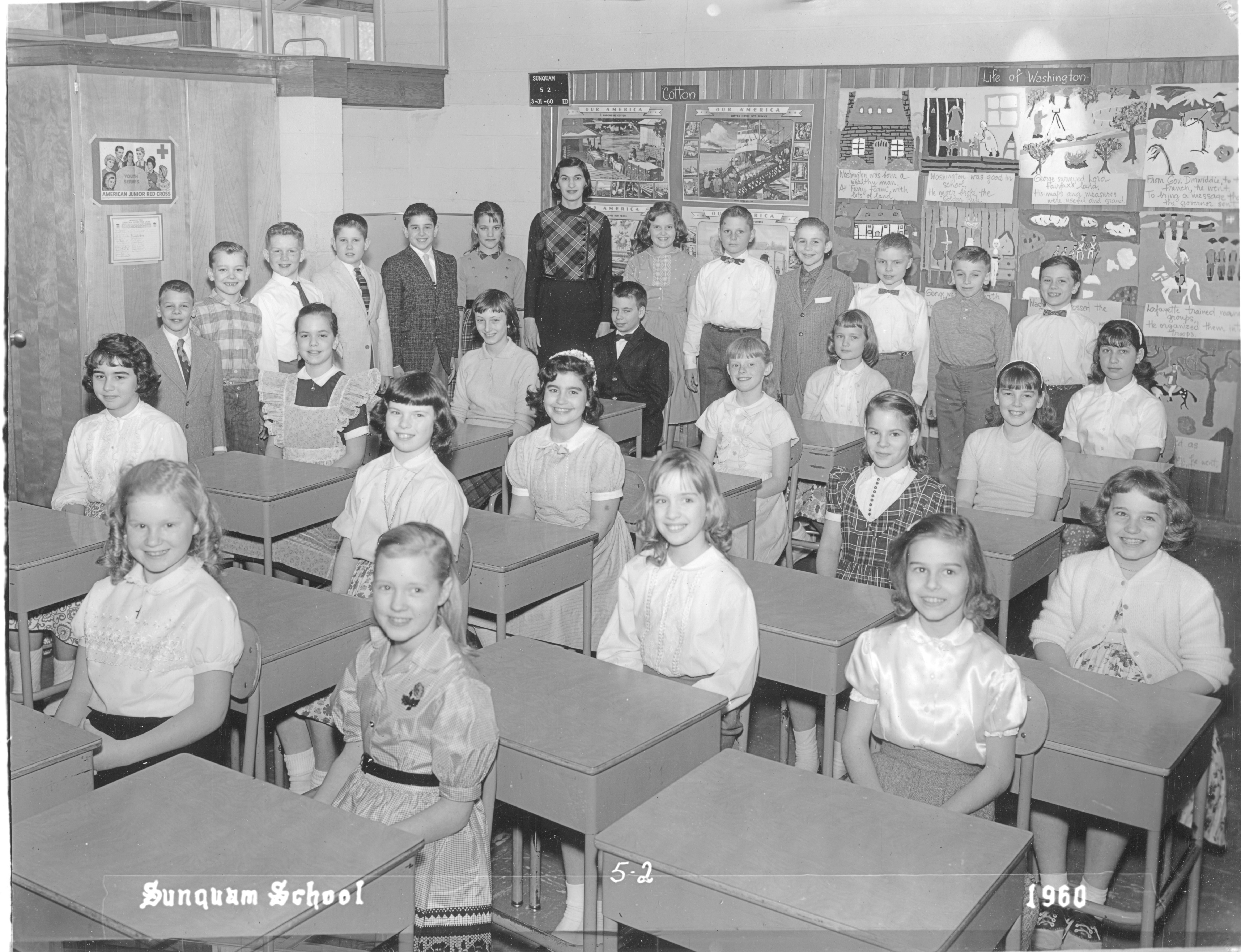Black and white photo of the Sunquam School, 5th Grade class in 1960