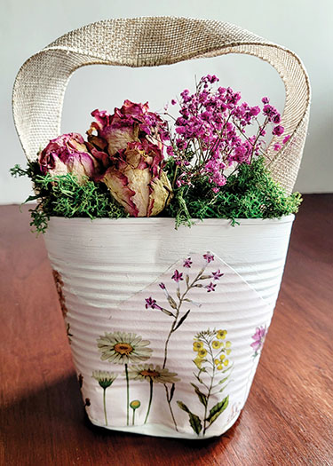 Image of the craft. Small metal pail with burlap handle with dried flowers.