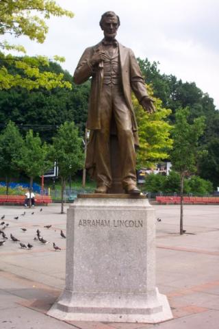 Image of a statue of a bronze statue of Abraham Lincoln.