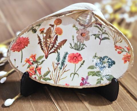 Image of the craft featuring a large scallop shell decorated with flowers to create a trinket dish