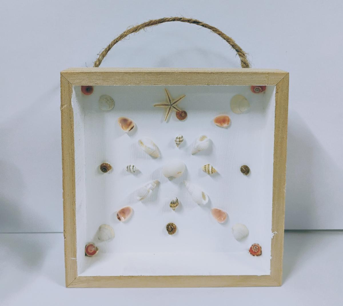 Frame with shells in a design